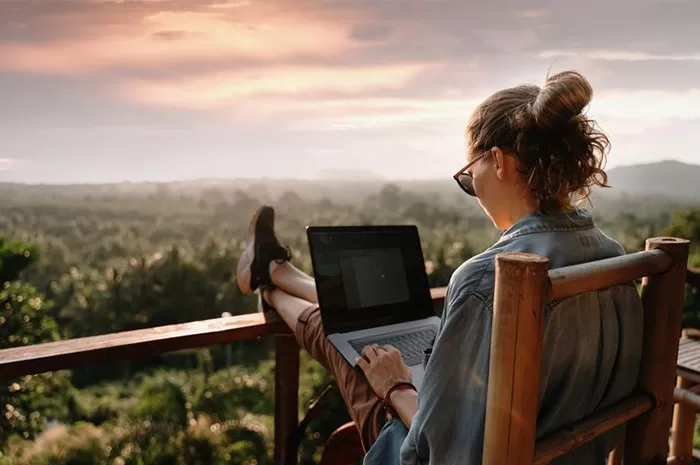 Workcation: Bekerja Sambil Liburan, Tren Baru Generasi Modern
